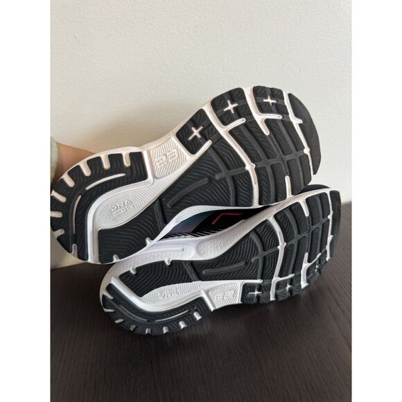 Brooks Women’s 9 Adrenaline GTS 23 GTX Waterproof Supportive Running Shoes - Picture 6 of 6